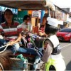 Hari Ibu, Polwan Kuningan Bagikan Bunga  